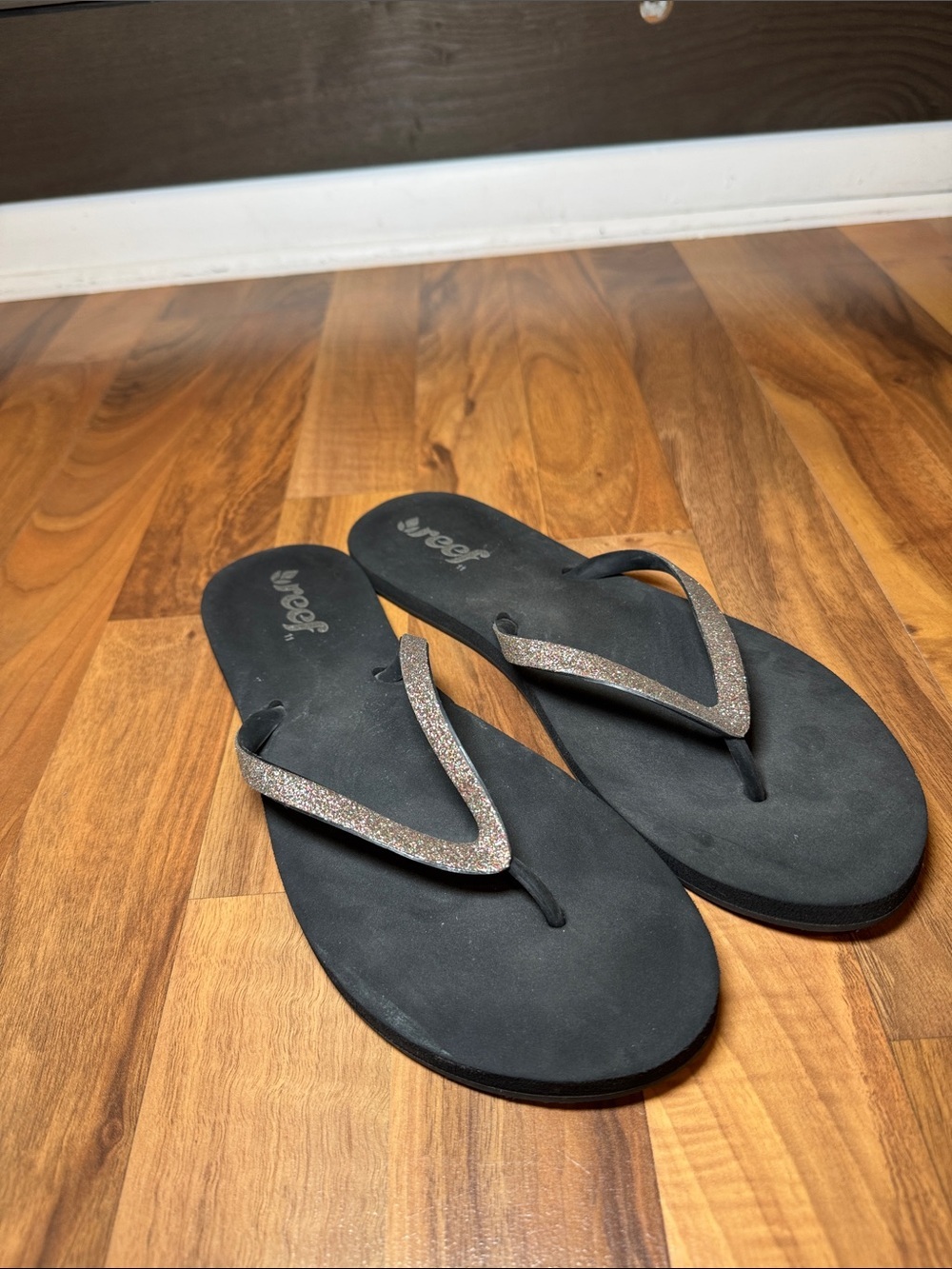 Reef Women’s Black Flip Flops with Sparkling Silver Straps size 11